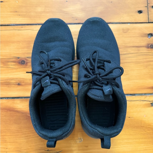 Nike Roshe Running Shoes - Picture 3 of 5